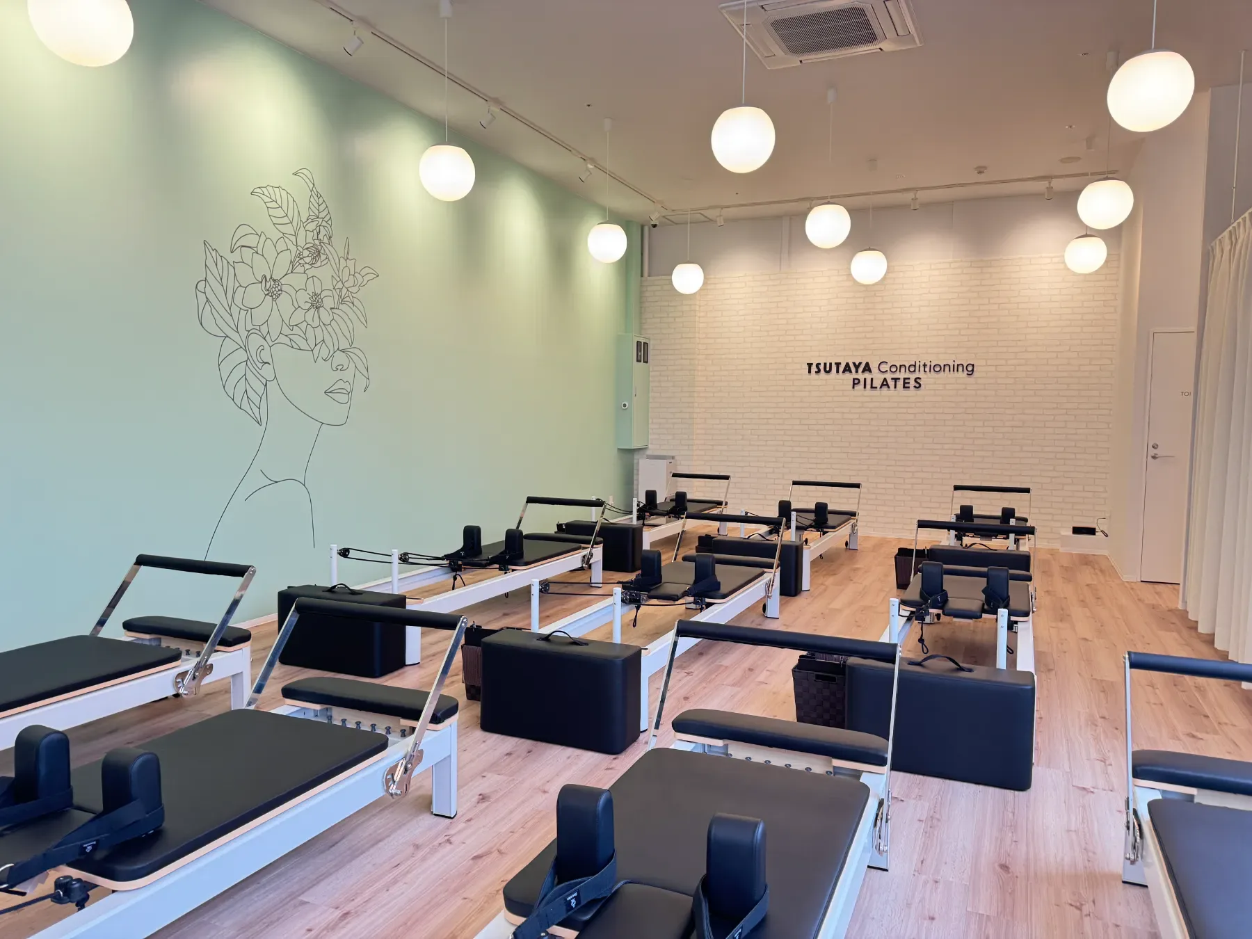 楽々ピラティスの店内・レッスン風景(ブランド公式サイトより)